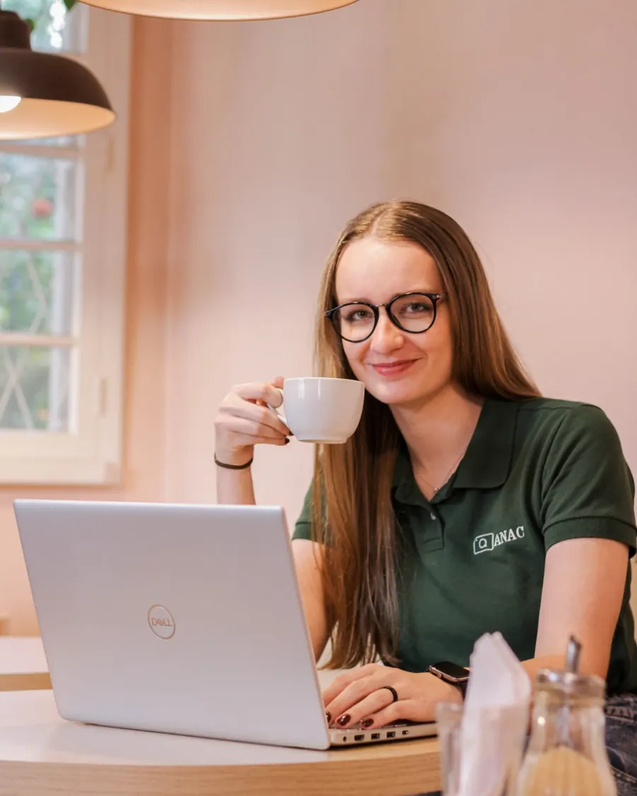 Ana Carolina Rohsig tomando café em frente ao notebook