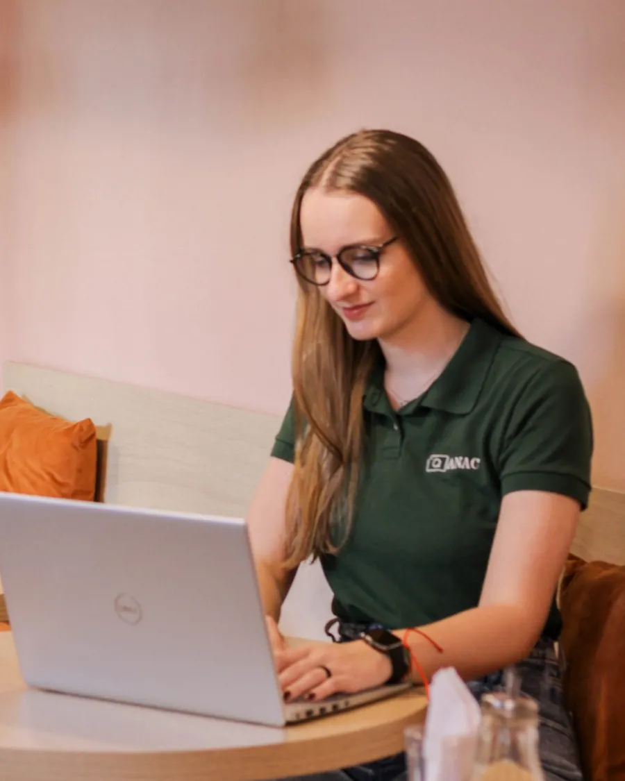Ana trabalhando no notebook em um café